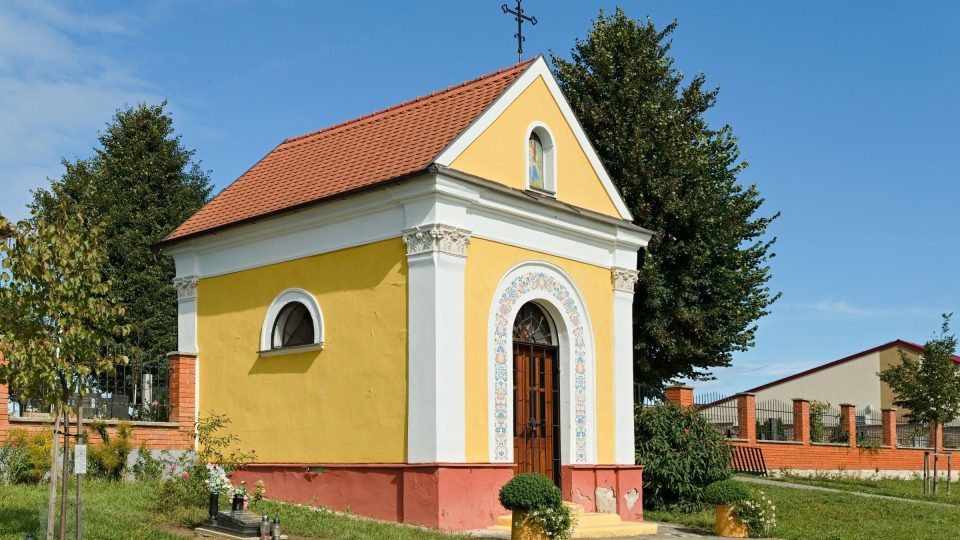 Kaple sv. Rocha v Mikulčicích s folklorní výzdobou