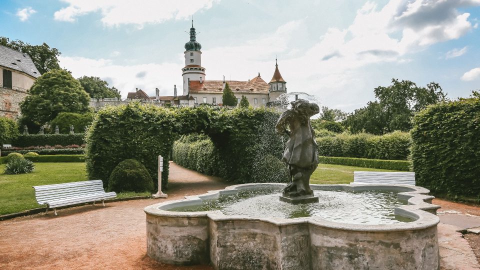 Spodní parter zahrad byl architektem Dušanem Jurkovičem upraven na okrasnou zahradu ve stylu francouzských zahrad. Ve středu zahrady našla své místo kašna s chrličem vody