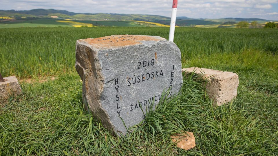 Základní kámen rozhledny je přesně v průsečíku tří spřátelených obcí