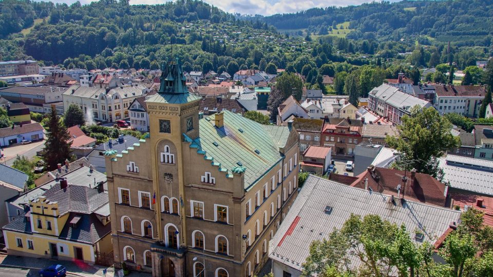 Hned pod věží je historická radnice a pod ní současné centrum s Riegrovým náměstím