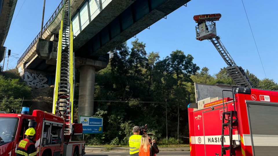 Drážní i pražští hasiči evakuovali cestující