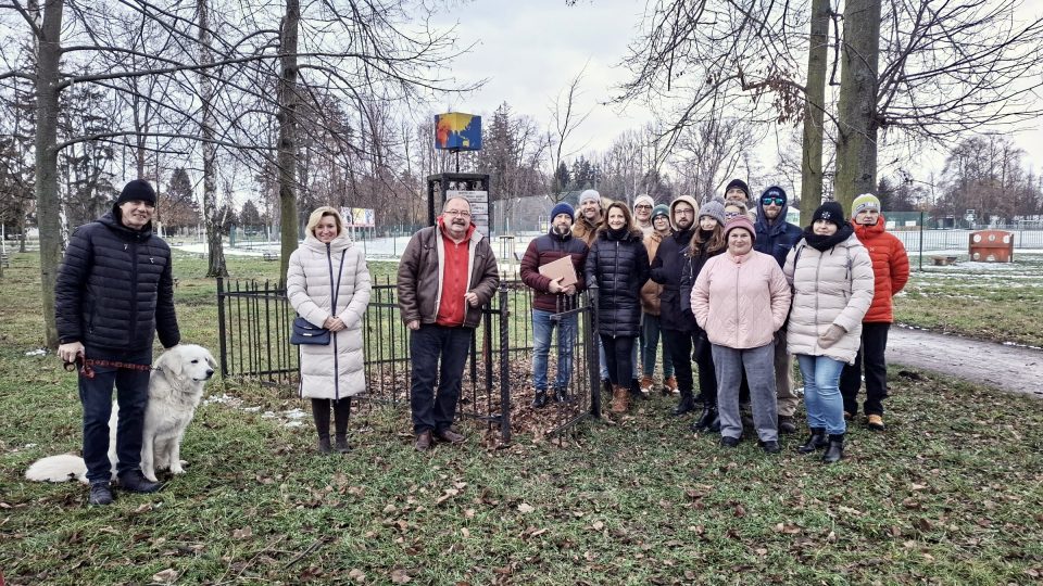 Setkání příznivců u pomníku Járy Cimrmana v Pečkách při odhalení motta na rok 2025