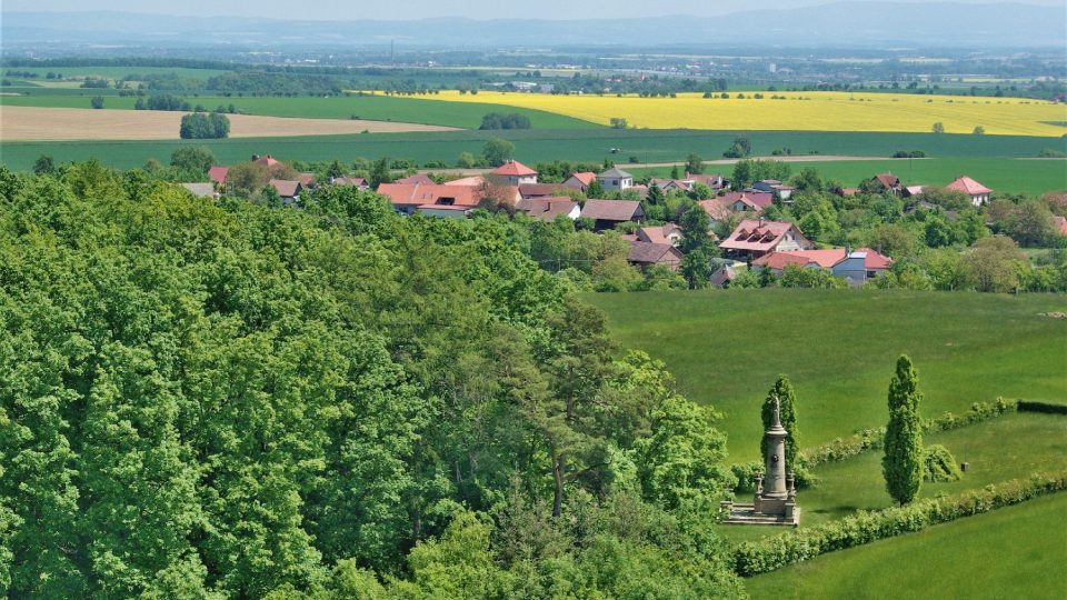 Z vyhlídkové věže  směrem k pomníku věnovanému tzv. Baterii mrtvých