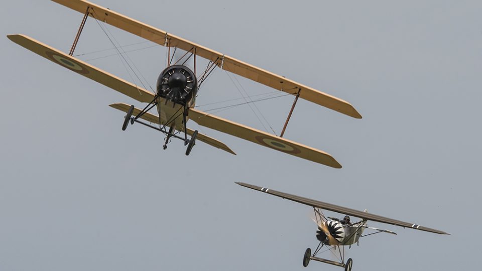 Morane Saulnier BB francouzský Bojovník a za ním poslední Fokkerova stíhačka první světové války