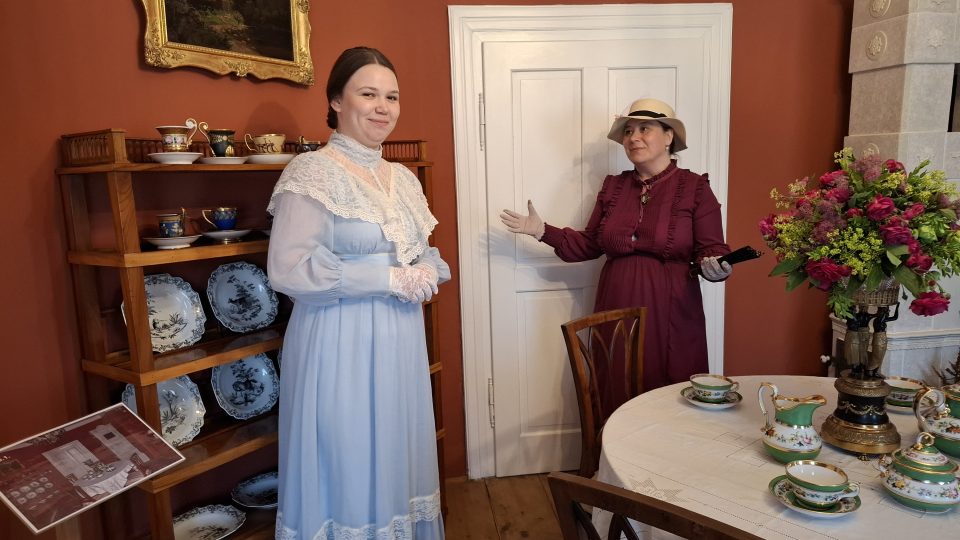 V rámci Slavnosti růži probíhají komentované prohlídky severovýchodního křídla zámku | foto: Markéta Vejvodová, Český rozhlas V rámci Slavnosti růži probíhají komentované prohlídky severovýchodního křídla zámku