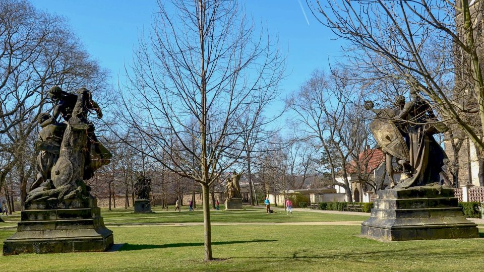 Myslbekovy monumentální plastiky dříve zdobily předpolí Palackého mostu