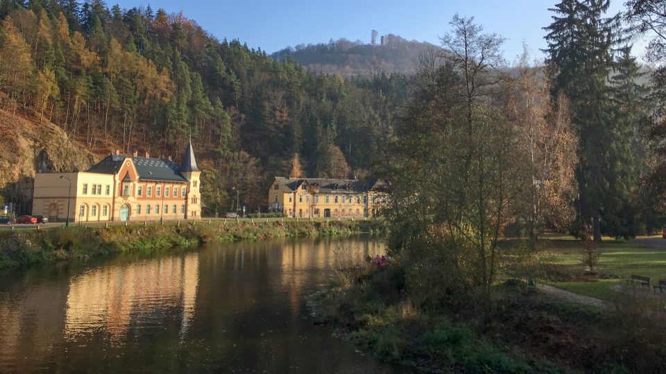 Rozhlednu Bučinu uvidíte v dálce už z Kyselky