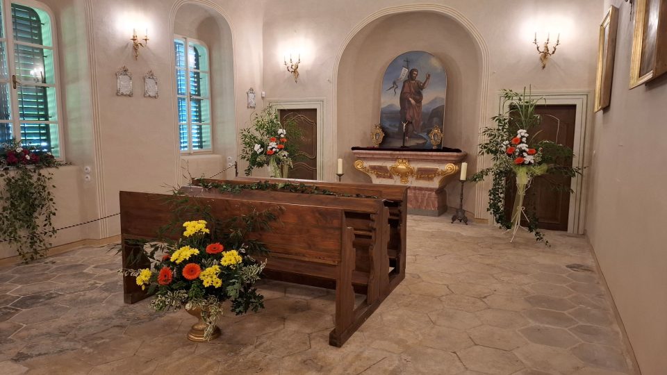 Květinová výzdoba v severovýchodním křídle zámku Veltrusy- kaple | foto: Markéta Vejvodová, Český rozhlas Květinová výzdoba v severovýchodním křídle zámku Veltrusy- kaple