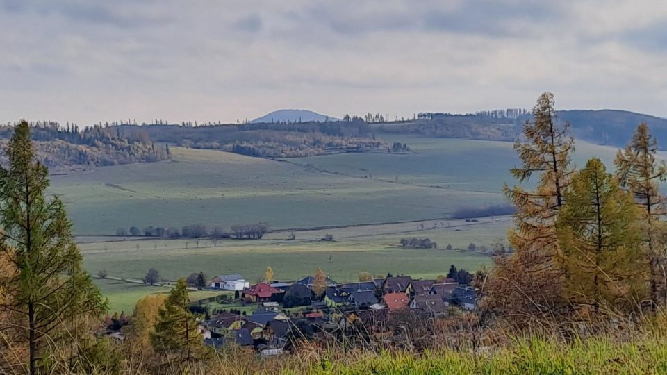 Uhlířský vrch je vyhaslá sopka. Na další vulkány je odsud dobrý výhled