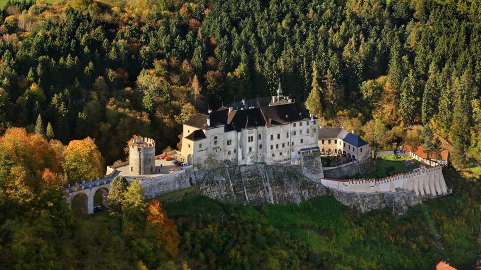 Letecký pohled na hrad Český Šternberk