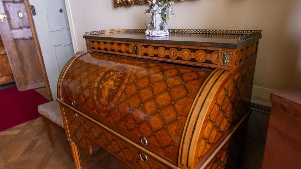 Intarzovaný dřevěný sekretář – poslední dárek Ludvíka XVI. pro Marii Antoinettu. Ta ho věnovala v době francouzské revoluce své důvěrnici Marii Tereze Luise Savojské. Ta, aby jej zachránila před rabováním, ho poslala své sestře z rodu Lobkowiczů do Čech | foto: Martin Čuřík Intarzovaný dřevěný sekretář – poslední dárek Ludvíka XVI. pro Marii Antoinettu. Ta ho věnovala v době francouzské revoluce své důvěrnici Marii Tereze Luise Savojské. Ta, aby jej zachránila před rabováním, ho poslala své sestře z rodu Lobkowiczů do Čech