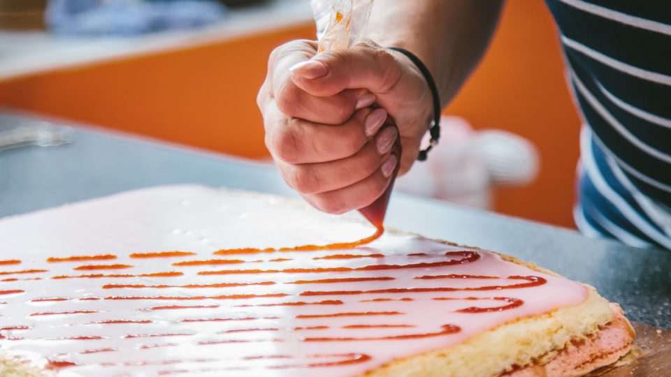 Polevu pocákáme šikmými tahy rybízovou marmeládou, kterou vytlačujeme z cukrářského sáčku