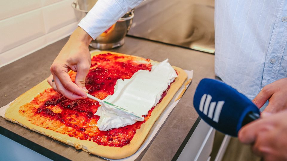 Upečený a vychladlý plát na roládu potřeme brusinkami a krémem