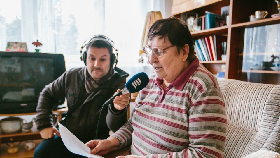 Nahrávání receptu na baráčnické buchty do vysílání Českého rozhlasu