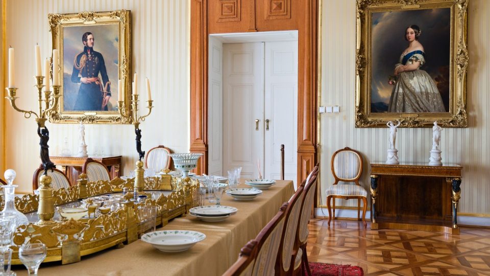 Na stěnách jídelny jsou unikátní portréty britské královny Viktorie a jejího manžela prince Alberta | foto: Zdeněk Truhlář, Český rozhlas Na stěnách jídelny jsou unikátní portréty britské královny Viktorie a jejího manžela prince Alberta