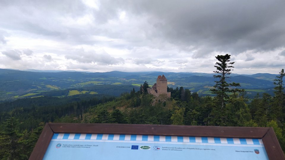 Hrad Kašperk i širou nejen šumavskou krajinu tady budete mít opravdu jako na dlani | foto: Kateřina Dobrovolná, Český rozhlas Hrad Kašperk i širou nejen šumavskou krajinu tady budete mít opravdu jako na dlani