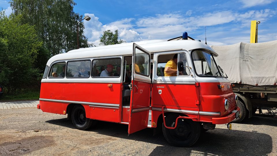 Kdo nechtěl po kolejích, mohl se svézt i autobusem Robur