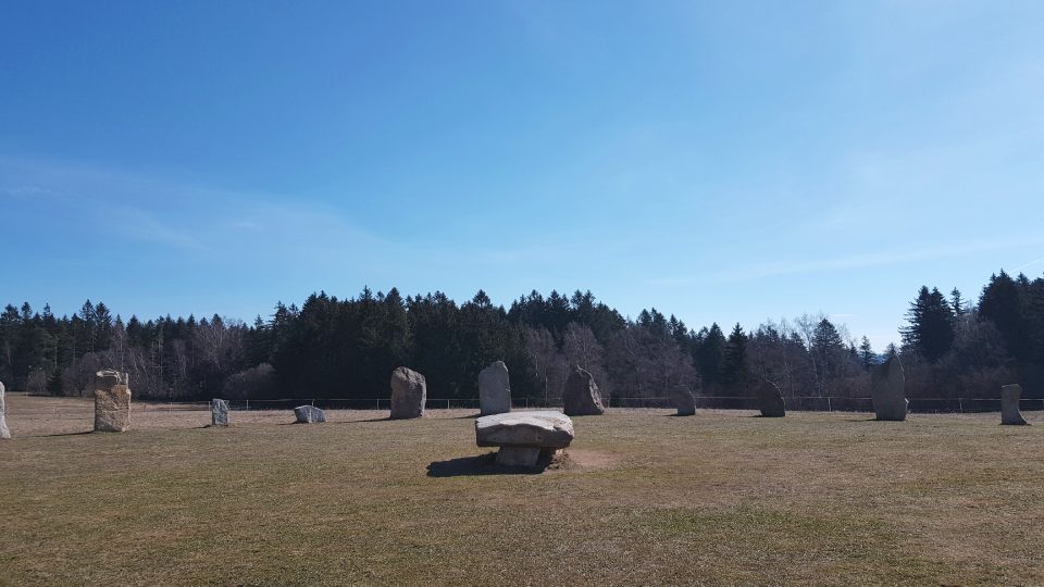 Specifikem kateřinského kruhu je středový naplocho položený kámen