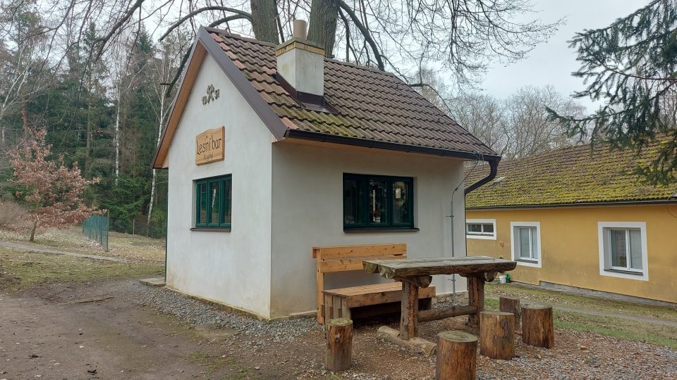 Samoobslužný Lesní bar, který jako odměna čeká na znavené turisty na konci naučné stezky