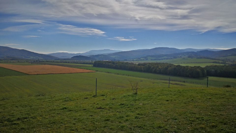 Kopřivník a Lví hora v masivu Rychlebských hor a za nimi Šerák a Keprník patřící už do Jeseníků