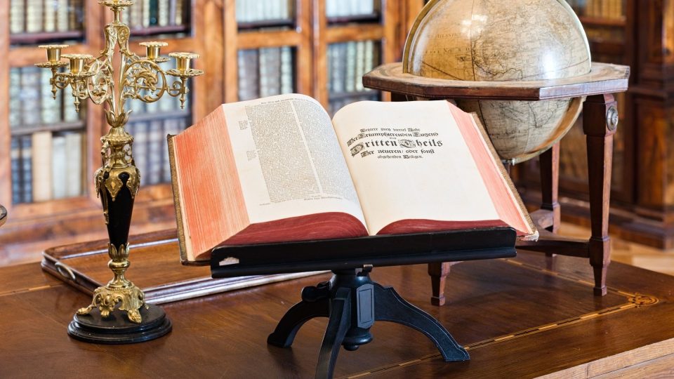 Jeden z unikátních svazků zámecké knihovny | foto: Zdeněk Truhlář, Český rozhlas Jeden z unikátních svazků zámecké knihovny