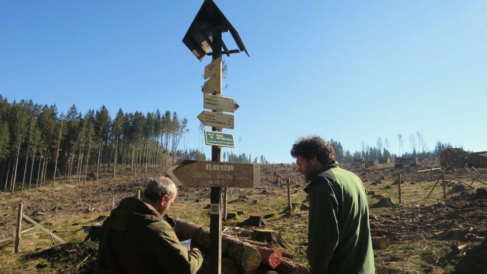 Turistický rozcestník za řekou Chrudimkou v lokalitě Na Pilce