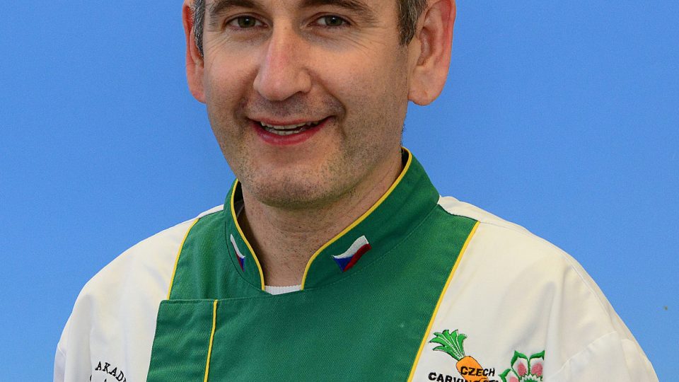 Luďek Procházka z Benešova učí vyřezávat zeleninu a ovoce kuchaře z Indie, Francie nebo Řecka