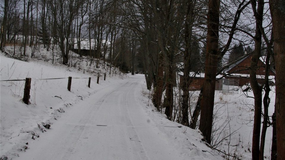 Cestou k Muzeu Vápenka v Horních Albeřicích ve východní části Krkonoš