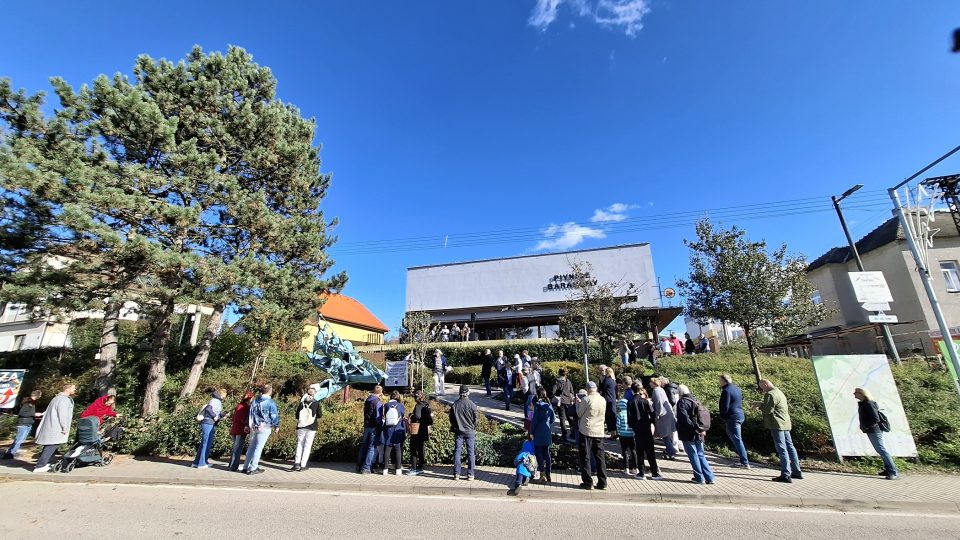 Slavnostní odhalení sochy 13.10.2024 přilákalo mnoho zájemců