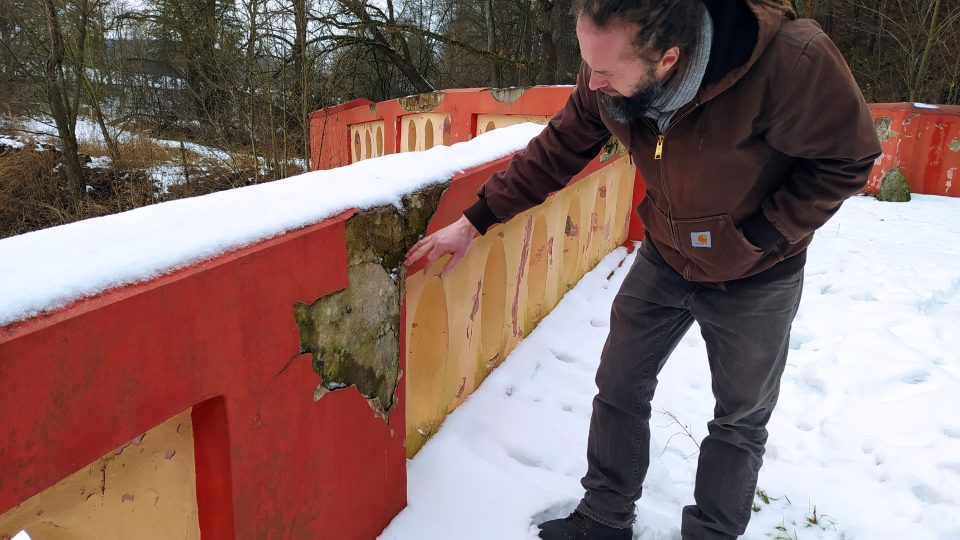 Pavel Kroupa ukazuje různé vrstvy mostu