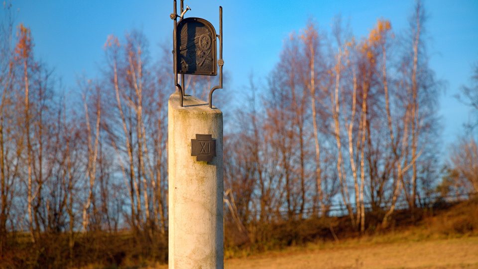 Cestu označují úzké betonové sloupky, na jejichž vrcholu jsou kovářem vymodelované symboly Ježíšova utrpení