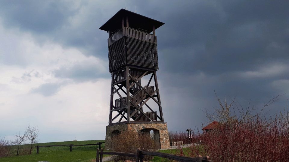 Na protilehlém kopci stojí rozhledna Pohoř - Olšová. Také ona připomíná strážnou věž