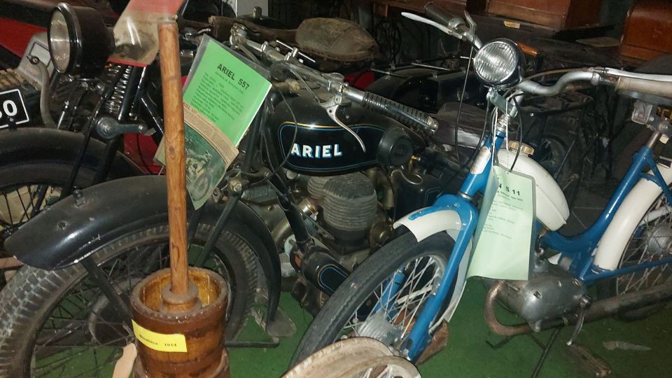 Mezi množstvím exponátů najdete i předválečnou motorku Ariel