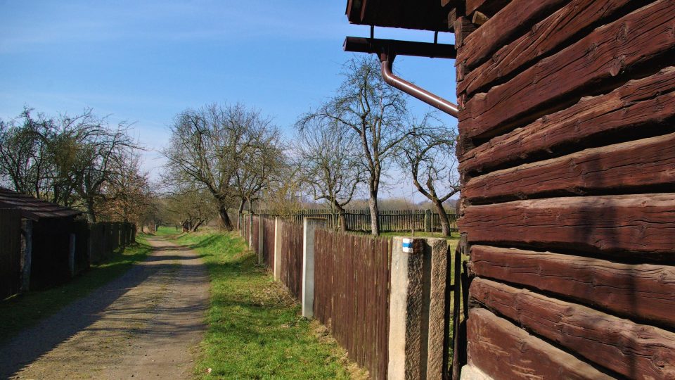 Cestou z Vesce do Plakánku pod hradem Kost