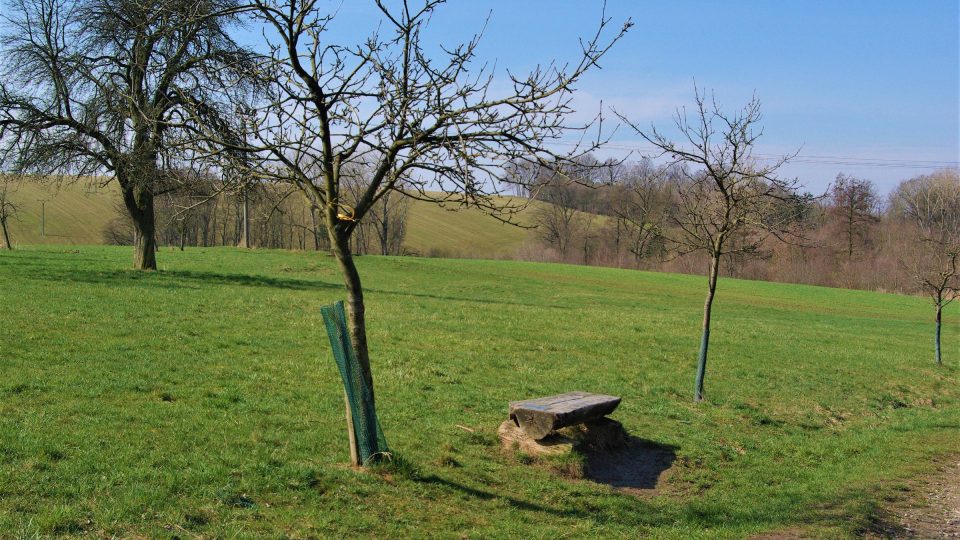 Lavička Járy Cimrmana u Vesce. Tady byl génius spatřen naposledy