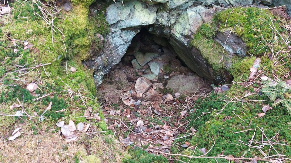 Na mnoha místech jsou ve skalách dodnes patrné zavalené vstupy do dávných těžebních chodeb