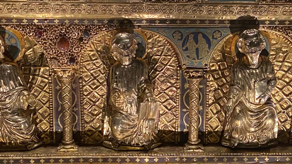 Schránka ukrývá relikvie čtyř světců. Svatého Maura, svatého Jana Křtitele, svatého Timoteje a svatého Apolináře | foto: Jana Strejčková, Český rozhlas Schránka ukrývá relikvie čtyř světců. Svatého Maura, svatého Jana Křtitele, svatého Timoteje a svatého Apolináře