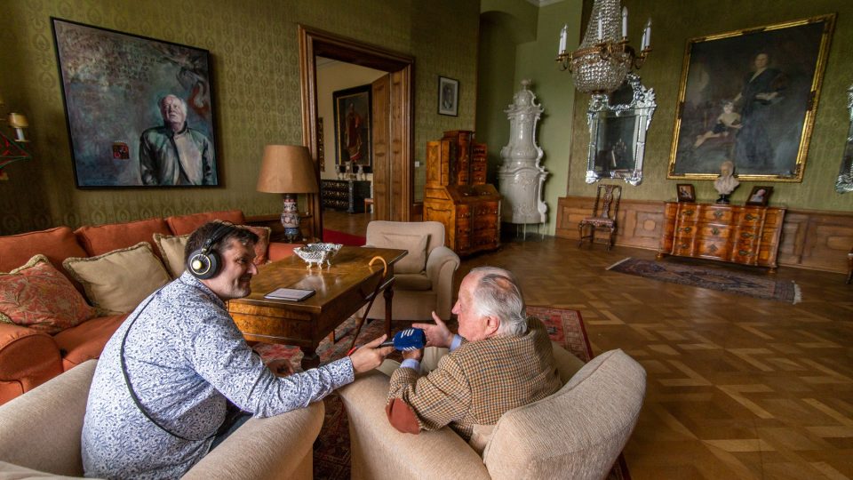 Moderátor Patrik Rozehnal při rozhovoru s majitelem zámku ve Velkém Meziříčí Janem Nepomukem Podstatzkým-Lichtensteinem | foto: Martin Čuřík Moderátor Patrik Rozehnal při rozhovoru s majitelem zámku ve Velkém Meziříčí Janem Nepomukem Podstatzkým-Lichtensteinem