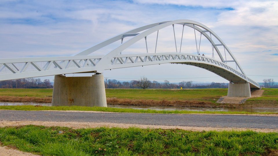 Nová lávka přes řeku Moravu v jihomoravských Mikulčicích