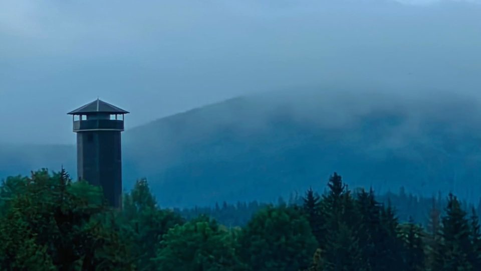 Rozhledna Na Vyhlídce v mlžném oparu