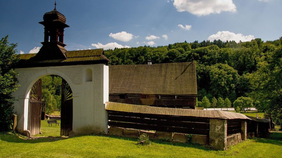 Horní zděná brána se zvoničkou a trámcová hradba