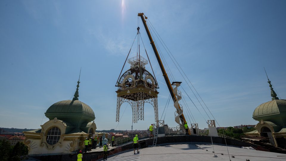 Sundání hodinové věže z Průmyslového paláce