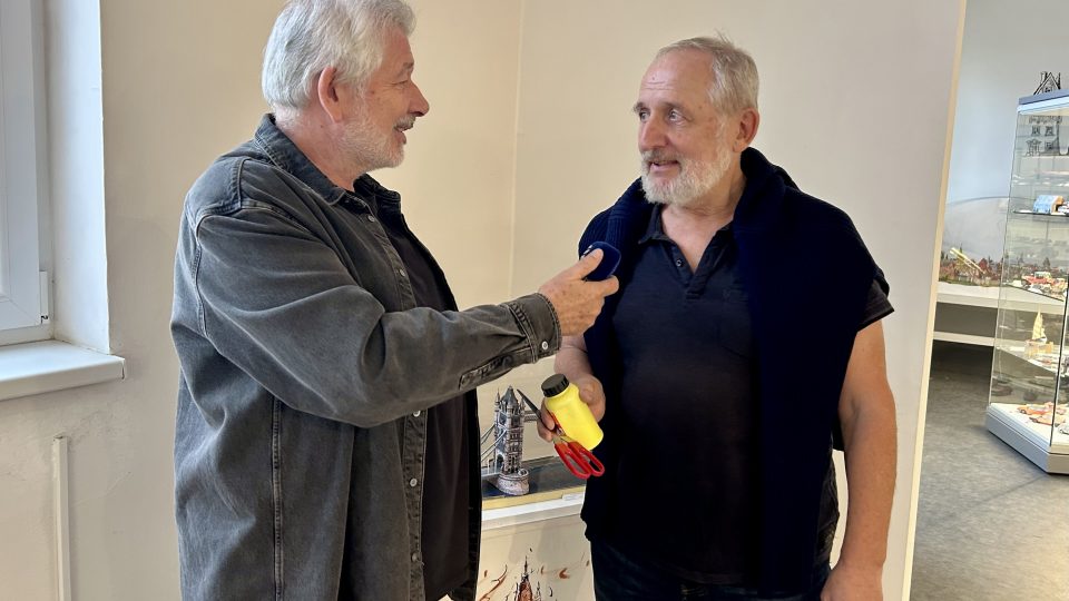 S Milanem Weinerem "Na cestách" u mostu "v Londýně" | foto: archiv Petra Voldána S Milanem Weinerem "Na cestách" u mostu "v Londýně"