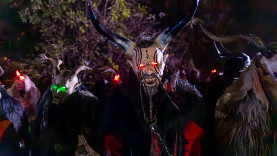 Krampusům můžou i svítit oči