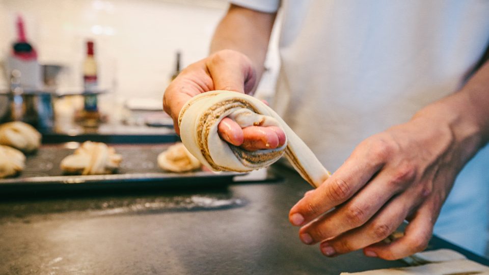 Každý pruh namotáme přes tři prsty