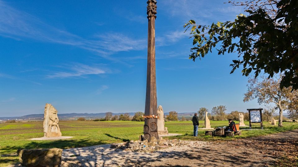 Liliový kříž byl prvním artefaktem areálu. Odkazuje na věrozvěsty Cyrila a Metoděje