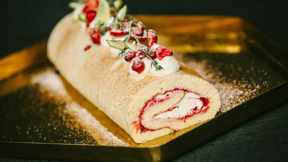 Výsledná šifónová roláda s brusinkami a krémem