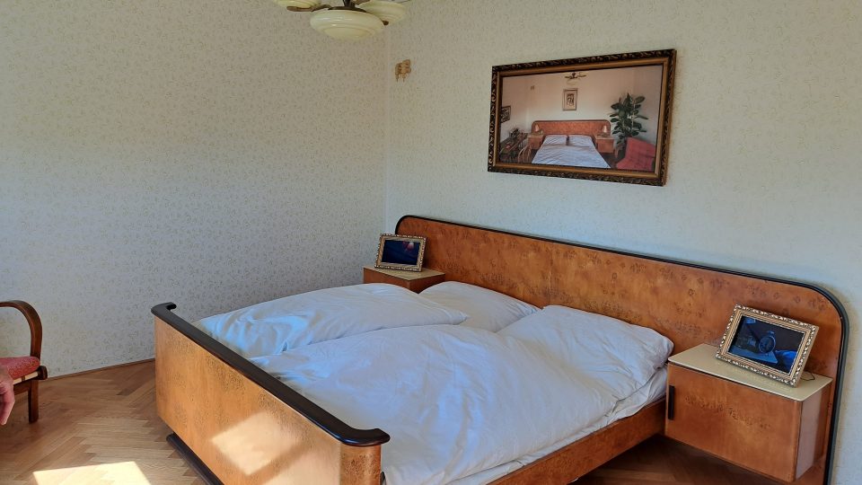 V ložnici nechybí ani dobový nábytek a výmalba válečkem | foto: Barbora Kvapilová, Český rozhlas V ložnici nechybí ani dobový nábytek a výmalba válečkem