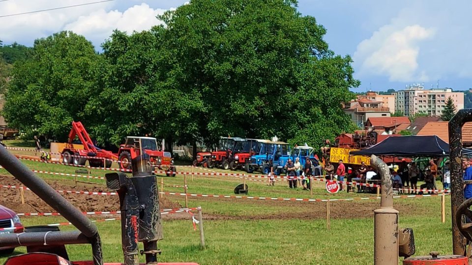 Mezi vystavenými traktory vzadu je Zetor pana Burdy druhý zprava