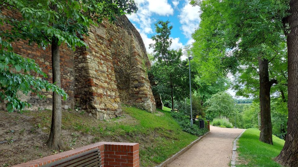 Ohradní zeď bývalého kláštera augustiniánů kanovníků na Karlově